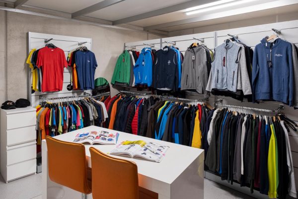 Read more about the article Werbetextilien und Merchandising – unsere Werbeprofis werfen Sie gerne in Schale!